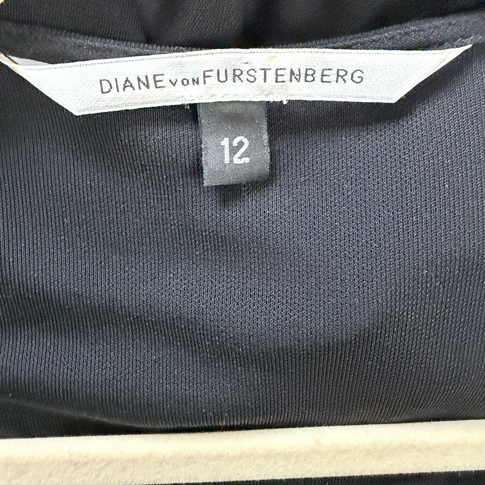 Diane Von Furstenberg wrap dress. Classic staple. Size 12. Midi length. - Picture 4 of 5